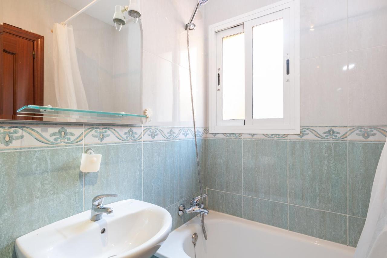 מאלגה Renthas Pedregalejo Beach Apartments מראה חיצוני תמונה