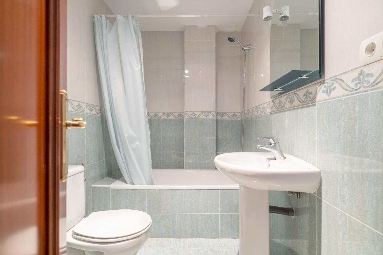 מאלגה Renthas Pedregalejo Beach Apartments מראה חיצוני תמונה